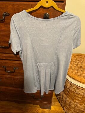 AnyBody Light Blue Short Sleeve Pleat-Back Top